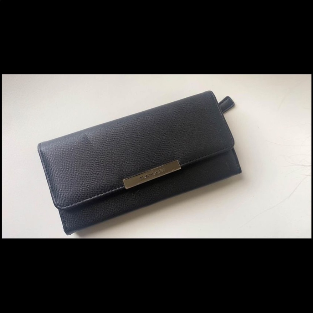 Tahari Wallet
